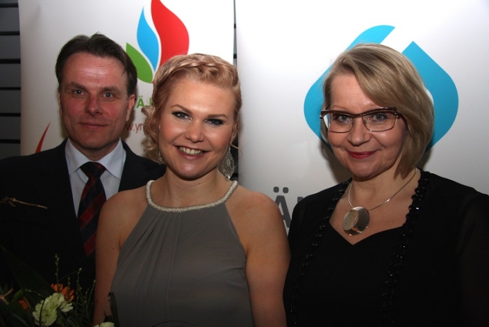 Kuvassa vasemmalla myyntijohtaja Pasi Aakula, LähiTapiolasta, Kultainen Oras Johanna Soilu sekä yhteyspäällikkö Anne Tammisto Elosta. (Kuva: Maria Ruuska / Kaskas Media)